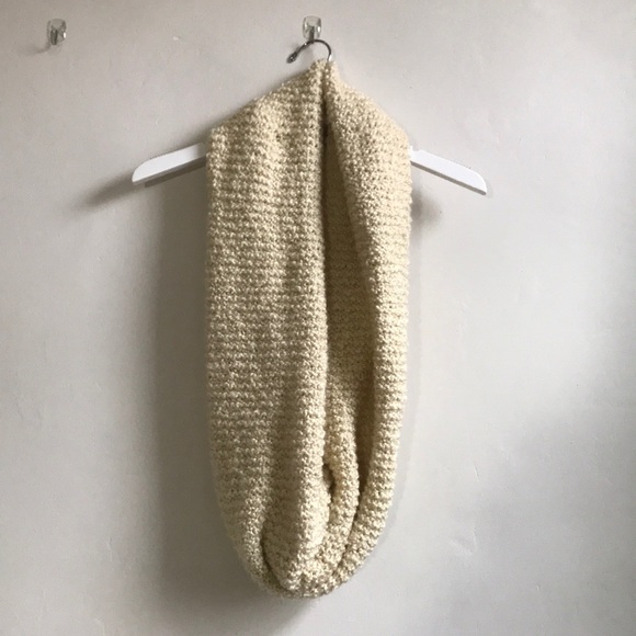 🌸 Knit Infinity Scarf - Picture 2 of 4
